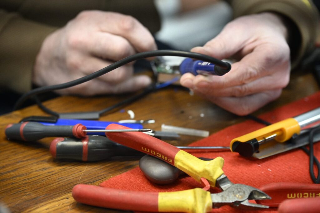 Particulier je veux reduire mes dechets repair cafe mains1