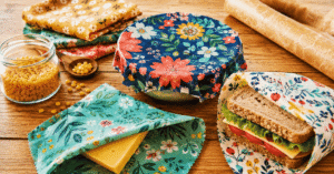 Bee wrap fait maison : la solution zéro déchet pour conserver vos aliments 2 be wrap fabriqué maison sur un saladier, autour d'un sandwih et sur du fromage