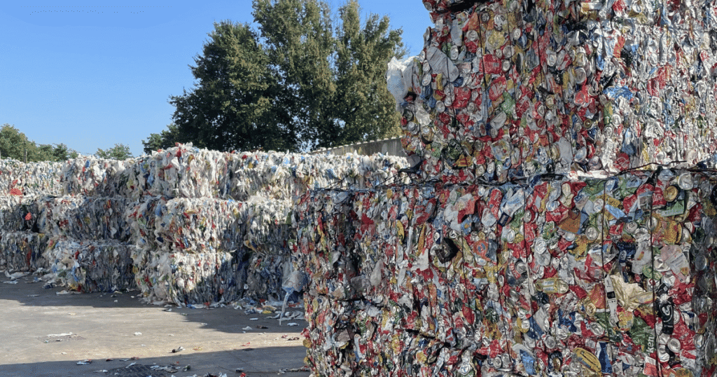 emballages triés par matière avant recyclage