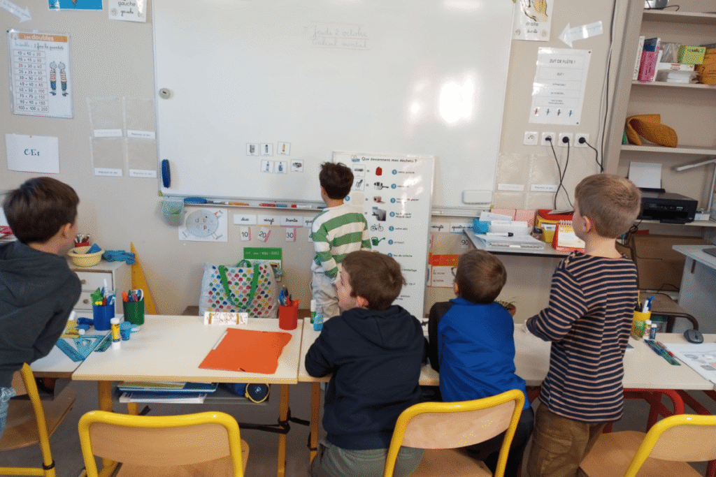 écoliers en classe dans les Landes