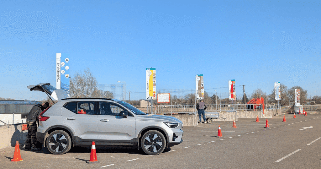 Les horaires d'été évoluent en déchèterie 1 voiture et usagers sur les quais d'une déchèterie par beau temps