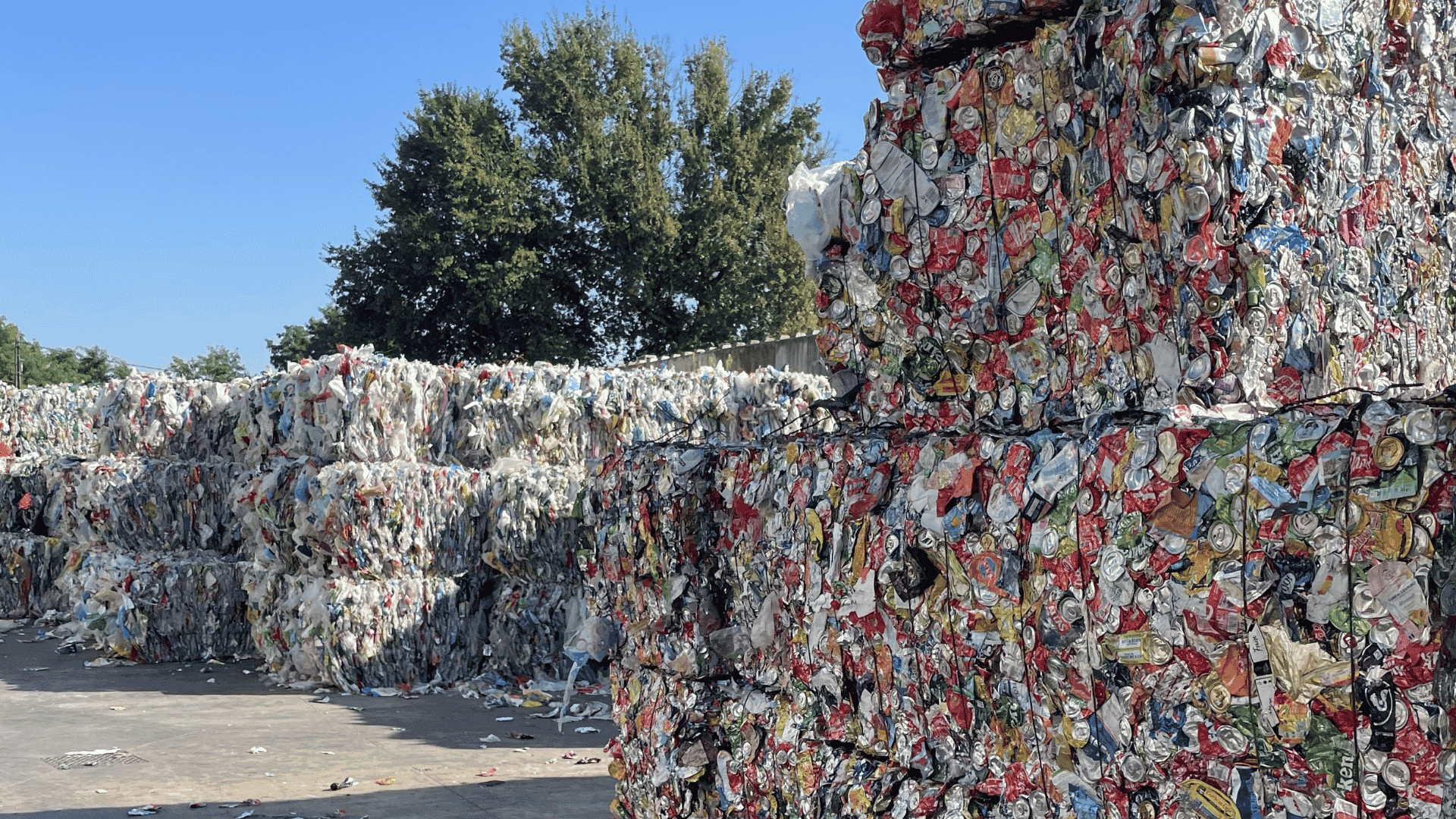 emballages triés et compactés en balles avant d'être envoyés en recyclage