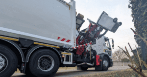 Un nouveau camion collecte vos poubelles 3 une benne à collecte latérale soulève et vide un bac de déchets