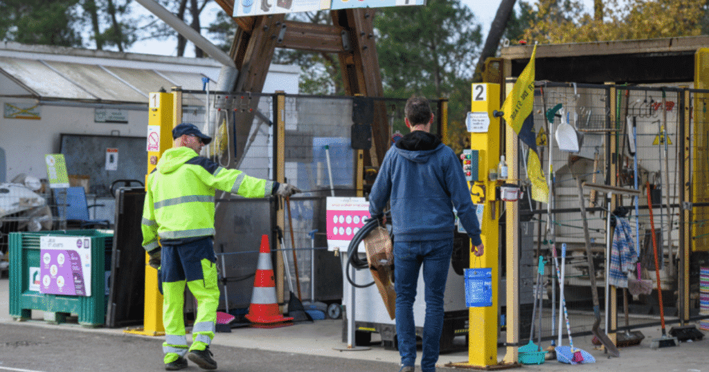 Nouveaux horaires en déchèterie 1 un agent valoriste en déchèterie accompagne un homme pour jeter ses déchets au bon endroit