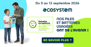 Semaine Européenne du Recyclage des Piles et Batteries : videz vos tiroirs ! 3 un homme et une enfant tiennent un cube à piles pour valoriser le recyclage des piles et batteries usagées