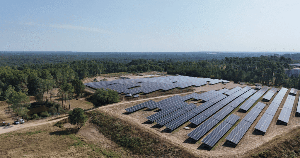 De l’enfouissement des déchets à la production d’énergie 1 vue aérienne des panneaux photovoltaïques installés sur le site du SICTOM du Marsan à Saint-Perdon dans les Landes