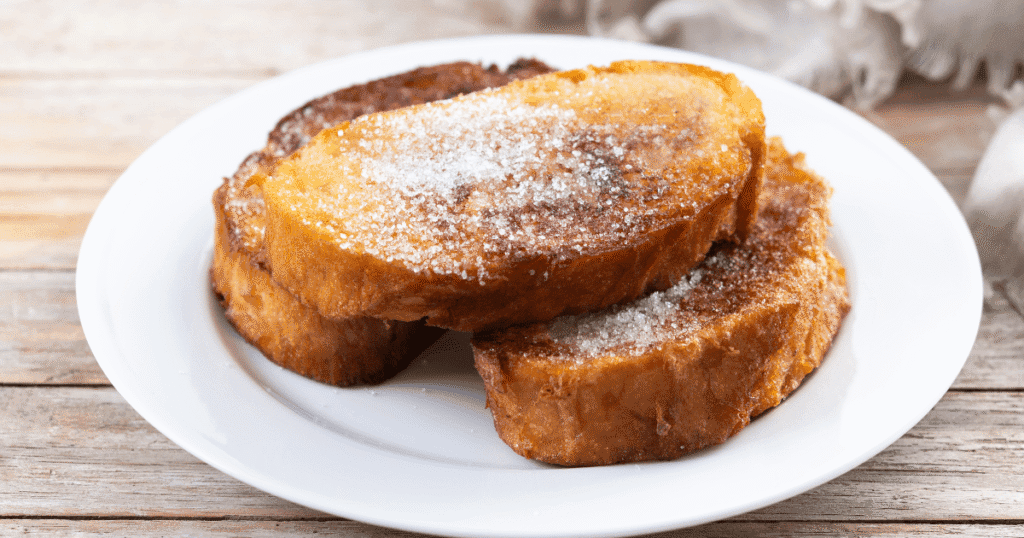Journée mondiale du pain : et si vous sauviez vos restes ? 1 pain perdu cuisiné avec des grains de sucre posé sur une assiette blanche